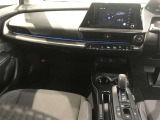 スタイリッシュなデザインのインパネ。各操作スイッチは使いやすい位置に配置されてます。