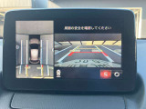 360度ビューカメラを搭載。4方の小型カメラの映像を処理し、車両真上からの映像に変換しています。