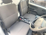 運転席まわりには十分なスペースがあり、大柄な方でもゆったり運転していただける環境です。