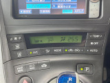 【オートエアコン】一度お好みの温度に設定すれば、車内の温度を検知し風量や温度を自動で調整。暑い&hellip;寒い&hellip;と何度もスイッチ操作をする必要はありません。快適な車内空間には必須の機能ですね♪