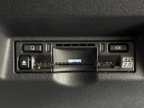 【ETC2.0(DSRC/ITSスポット)】ETCカードを挿入すれば料金所はノンストップで通過できます。ETC限定の割引や、高速道路の情報提供サービスを利用できます。