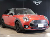 MINIのフロントグリルのデザインはイギリスで生まれた当初から、シルバーのサイドバーが折り重なった伝統的なデザインで御座います。その伝統はBMWのお車になってからでも少しずつ形を変えて守られております