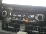 【オートエアコン】車内温度を感知して自動で温度調整をしてくれるのでいつでも快適な車内空間を創り上げます!どの席に座っても快適なドライブが楽しめます♪