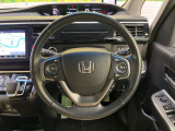 【純正革巻きステアリング】上質な革を使用することで、手にしっかり馴染みとても運転しやすいハンドルです♪