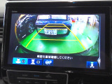 バックカメラの画像です。ガイドラインがスムースな車庫入れをサポートいたします。車庫入れの安心感がアップしますね。