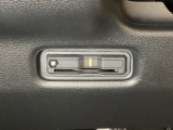 ハンドルの左下にETCがついています。高速道路の料金所の通過も楽々です!。 カードの取り出しもしやすい場所についています。