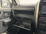 【グローブボックス】車検証、サングラスやCDなど小さい荷物が収納できるので車内を綺麗に整頓できますね。