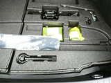 スペアタイヤレス車です。応急セットを搭載しております。