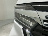 LEDヘッドライトは、点灯の瞬間から最大光量を発揮し、突然暗くなるトンネルなどでの安定感を高めます。
