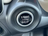 プッシュエンジンスターターです。キーを取り出すことなくブレーキペダルを踏みながらボタンを押すだけでエンジンが始動できます。