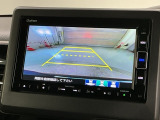 リバースギアに入れるだけで後方の表示へ切り替わります。夜間や雨の日の駐車も楽になりますよ。