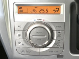 【オートエアコン】一度お好みの温度に設定すれば、車内の温度を検知し風量や温度を自動で調整。暑い&hellip;寒い&hellip;と何度もスイッチ操作をする必要はありません。快適な車内空間には必須の機能ですね♪