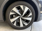 タイヤサイズはフロント235/50R20です。