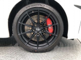 【純正アルミホイール】です!車両デザインに合わせてホイールをデザインしているため、見た目にもカッコイイアルミホイール♪洗車もラクチンで錆びません。