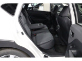 広さ十分のクロストレックの後席です。車高が高いので乗り降りが楽です。乗り込むというよりは座るという感じになりますので、ご年配の方にもやさしクロストレックの後席です。