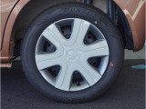 【ホイールキャップ】車に良く似合う純正ホイールキャップが装備されています。ノーマルタイヤ、スタッドレスタイヤもスズキ自販島根にお任せください。