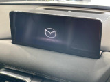 【10.25インチマツダコネクト】車内の雰囲気にマッチした大型ディスプレイ。スマホ接続でのナビ使用やBluetooth再生等、様々な機能が楽しめます。直感的なダイヤル操作が可能で、使い勝手も良好です。