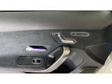 【メモリー付パワーシート】シートをかたどった調整スイッチはメルセデス・ベンツが特許を持っています。様々な体型の乗員に合わせた、きめ細かい調整が可能になっています。