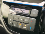 【オートエアコン】一度お好みの温度に設定すれば、車内の温度を検知し風量や温度を自動で調整。暑い&hellip;寒い&hellip;と何度もスイッチ操作をする必要はありません。快適な車内空間には必須の機能ですね♪