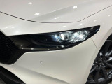 【LEDヘッドライト】悪天候や夜間走行時も良好な視界を確保し安心して運転できる高輝度LEDヘッドライトを装備!点灯速度が早く、消費電力も抑えられています。