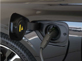 専用コードを接続するだけで簡単に充電が行えます。プラグインハイブリッドモデルRecharge PHEV T6 AWDは、走行中の充電のほか、自宅などに設置された充電機器からの充電が可能です。