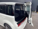 横開きのバックドア。冷蔵庫を開ける感覚で、荷物を収納することができます。