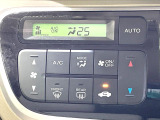 【オートエアコン】一度お好みの温度に設定すれば、車内の温度を検知し風量や温度を自動で調整。暑い&hellip;寒い&hellip;と何度もスイッチ操作をする必要はありません。快適な車内空間には必須の機能ですね♪