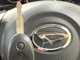 【キーレス】少し離れた場所からでもボタン一つでドアの開錠・施錠ができるのでとっても便利!ドアの鍵穴周りに傷をつけることもありません