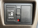 【パワースライドドア】スマートキーや運転席のスイッチでスライドドアの開閉が可能♪電動だから力を入れてドアを開ける必要が無く、小さいお子様でも、重い荷物を持っている時もラクに開け閉めできます♪