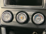 【オートエアコン】一度お好みの温度に設定すれば、車内の温度を検知し風量や温度を自動で調整。暑い&hellip;寒い&hellip;と何度もスイッチ操作をする必要はありません。快適な車内空間には必須の機能ですね♪