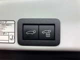 【パワーバックドア】スマートキーや運転席のボタンを押すだけでリアゲートが自動で開閉します!荷物を持っている時や、高い位置にあるバックドアを閉める際に便利な機能です♪