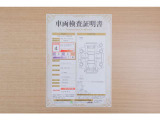 【車両検査証明書】店頭にて、クルマの状態が一目で分かる査証明書を公開中。トヨタ認定検査員が厳しく検査し、状態を点数と図解で表示しています。修復歴はもちろん、傷やヘコミの箇所や程度がご確認いただけます。