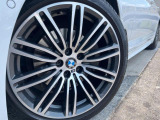 ●純正アルミホイール:輸入車ならではの卓越した走りを支えるホイールと足回りです!日本車の走りに慣れている方にもぜひ体感して頂きたいほど、高いレベルでまとまっています!