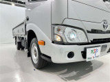 明るいライトが夜道を明るく照らしてくれます。 運転する上で、道路状況をいかに早く認識できるか重要なポイントです。 白色光が暗い道も明るく照らしてくれますよ。