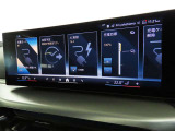 BMWカーブド・ディスプレイは、必要な情報をひと目で把握できるだけでなく、BMW iDriveの主要なインターフェイスとしてさまざまな機能の直観的な操作を可能にしています。