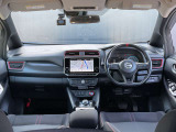 運転席周りになります。内装色はブラックです。
