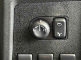 狭い駐車場で便利な電動格納ドアミラーが付いています。