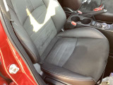 スポーティな黒布シートしっかりと体幹を支えて正しい運転姿勢をサポートします!