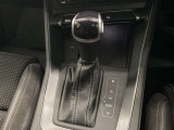 ダイレクトな動力伝達効率と、快適な操作性を併せ持つオートマチックトランスミッションです。2組のクラッチを巧みに使い分けることで、トルクの途切れを感じさせない、クイックでスムーズなギアチェンジを実現。