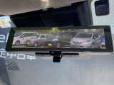 【インテリジェントルームミラー】車両後方のカメラ映像をミラー面に映し出すので、同乗者や積荷などの車内状況や天候などに影響されずいつでもクリアな後方視界が得られます。