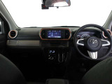 シンプルな運転席周りですね。乗っていて落ち着けるデザインです。運転視界も広々!