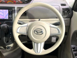 インテリアに合わせたデザインのステアリングは、運転される方のことも考え、運転しやすい形状、大きさです。是非一度、実際に触ってお確かめください。