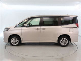 両側パワースライドドア付きだから、狭い駐車スペースなどでの 乗り降りラクラク!小さなお子さまのいるご家庭には嬉しい装備。