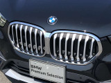 左右のキドニー・グリルの中心にはBMWのエンブレムが鎮座し、個性を放つデザイン性を兼ね備えました。