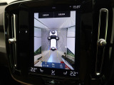 【360&deg;ビューカメラ】4台の高解像度カメラで360度の鳥瞰図を表示。隣の車や壁、死角にある障害物などを画面で確認できるため、狭いスペースでの駐車・出入りも安心です。