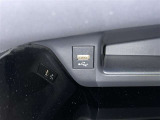 充電用USB端子付き。スマートフォンなどの充電に便利です。