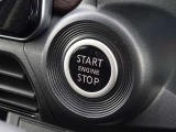 【プッシュスタート】キーが車内にあれば、エンジンの始動・停止はブレーキを踏んでスイッチを押すだけ!キーを取り出す手間を省き、ワンプッシュで操作するので簡単でスムーズ!