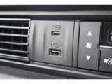 USBオーディオ用ソケットがついていますので携帯電話などを接続すれば音楽等の再生が可能です!充電用ソケットもございます!