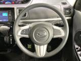 インテリアに合わせたデザインのステアリングは、運転される方のことも考え、運転しやすい形状、大きさです。是非一度、実際に触ってお確かめください。