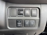 運転席スイッチ類。ここで両側のスライドドアの開閉ができます。